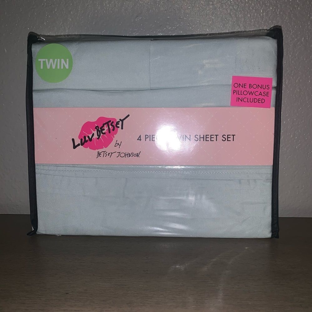 NWT Betsey Johnson Pastel Green Twin Sheets
